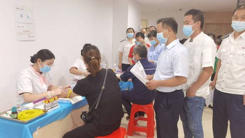 选择加盟品牌时，首先要关注其品牌实力。可以从以下几个方面进行评估：
